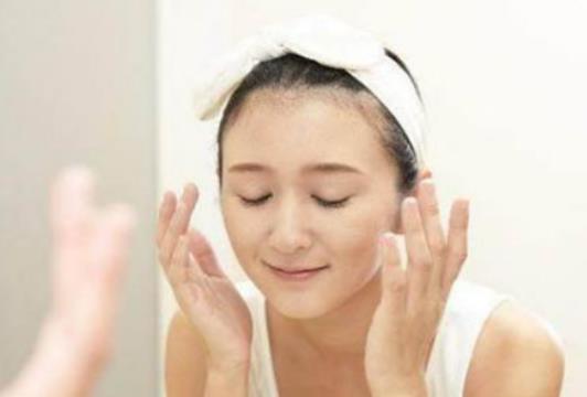 生理鹽水敷臉需要稀釋一下嗎?生理鹽水敷臉的好處與壞處