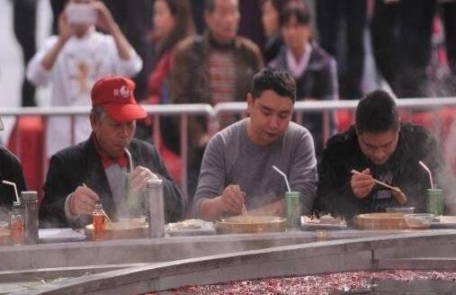 天下第一大火鍋,10米直徑可以讓56個(gè)人吃!