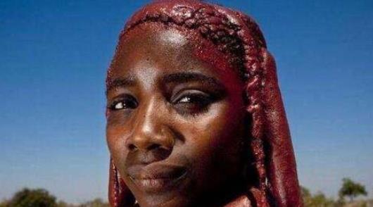世界上最臟的女人 安哥拉部落女人用牛糞洗頭