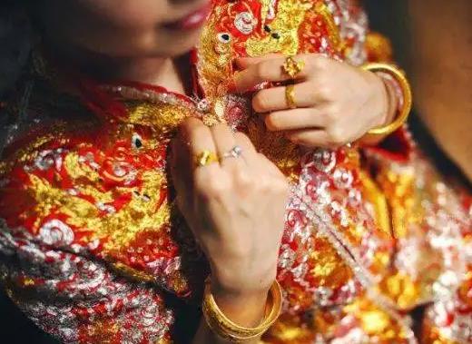 結(jié)婚三金買2萬(wàn)的少嗎?三金買成一口價(jià)的了可以換成按克數(shù)的嗎