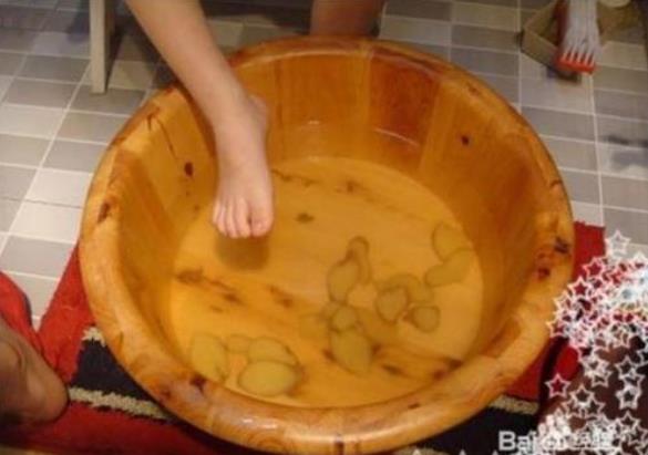 經期可以用生姜泡腳嗎 女性經期泡腳究竟好不好