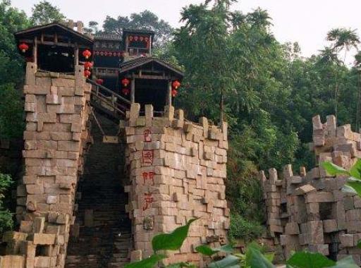 廣安十大旅游景點排名,華鎣山環境優越,寶箴塞旅游區是有名古寨