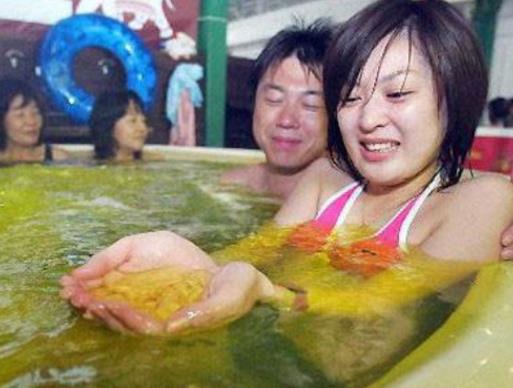 全球十大奇特沐浴方式,石油浴流傳千年,拉面浴能促進新城代謝