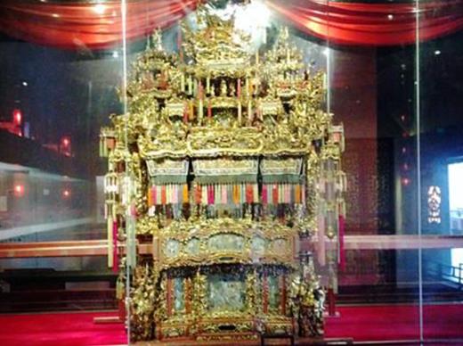 浙江博物館十大鎮(zhèn)館之寶,清金箔貼花花轎、彩鳳鳴岐的地位很高