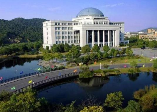 浙江十大最美大學(xué)校園,浙江大學(xué)歷史悠久、浙江工業(yè)大學(xué)校園環(huán)境優(yōu)雅