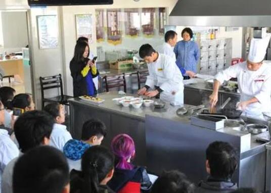 中國餐飲十佳培訓(xùn)機(jī)構(gòu),新東方烹飪教育、東南國際烹飪學(xué)校品牌很棒
