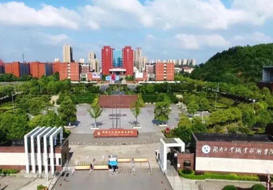 湖南十大名專排行榜,長沙民政職業(yè)技術(shù)學(xué)院、湖南鐵道職業(yè)技術(shù)學(xué)院很不錯