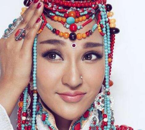 藏族十大美女排行 阿蘭·達(dá)瓦卓瑪是一個(gè)長得非常美麗的姑娘