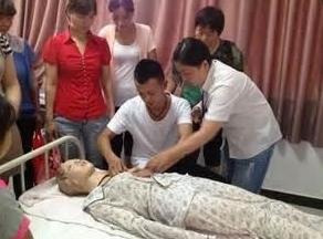 讓女人尷尬的十大男性職業排行 男催乳師工作的尷尬是直接接觸女性的隱私部位