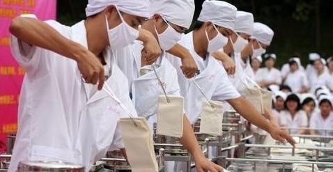 讓女人尷尬的十大男性職業排行 男催乳師工作的尷尬是直接接觸女性的隱私部位