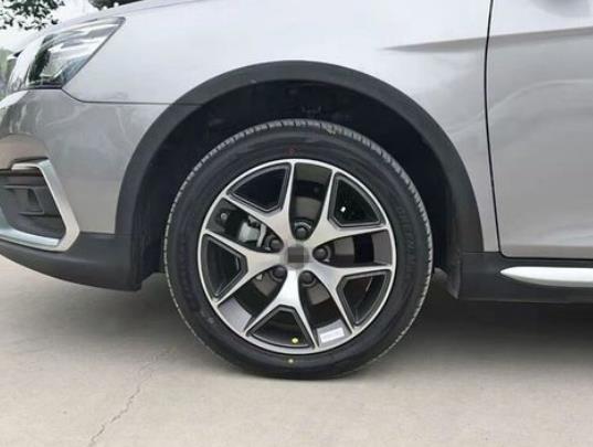 車輪胎扎了個釘子可以拔出來嗎?輪胎的保質期是多久 車輪胎扎了個釘子可以拔出來嗎?輪胎的保質期是多久