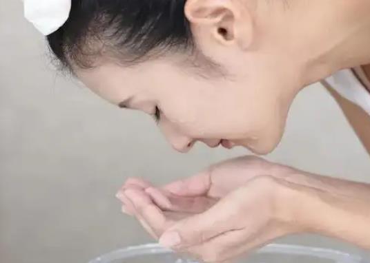 先敷生理鹽水還是先洗臉?每天用純凈水洗臉皮膚會變好嗎 先敷生理鹽水還是先洗臉?每天用純凈水洗臉皮膚會變好嗎