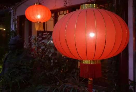 頭年春節掛的燈籠能不能留在第二年掛?春節燈籠什么時候掛好 頭年春節掛的燈籠能不能留在第二年掛?春節燈籠什么時候掛好
