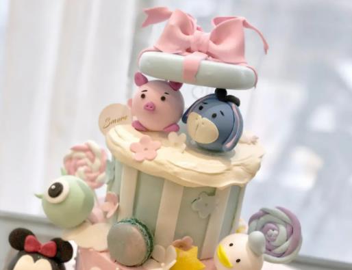 上海迪士尼生日蛋糕在哪里領取?上海迪士尼生日蛋糕哪個好吃 上海迪士尼生日蛋糕在哪里領。可虾5鲜磕嵘盏案饽膫好吃
