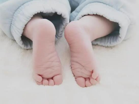 嬰兒吐奶怎么回事?新生兒經(jīng)常吐奶是怎么回事 嬰兒吐奶怎么回事?新生兒經(jīng)常吐奶是怎么回事