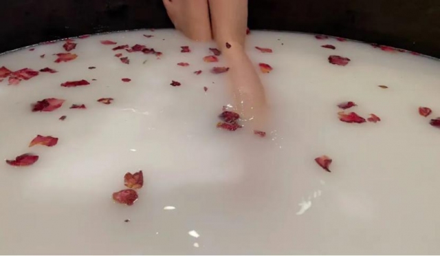 純牛奶可以泡澡嗎?牛奶浴的功效與危害 純牛奶可以泡澡嗎?牛奶浴的功效與危害