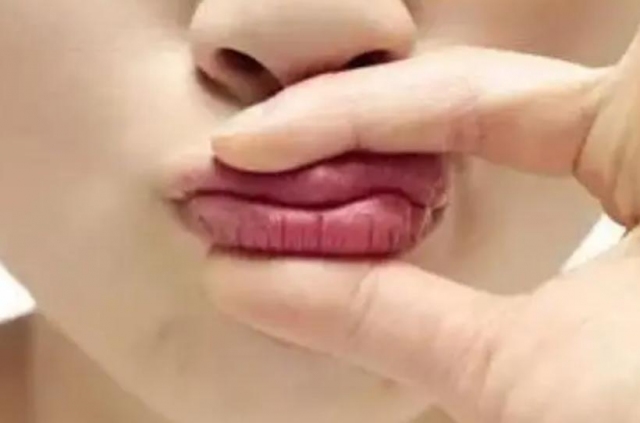可以每天晚上涂唇膜嗎 唇膏有什么修復(fù)作用嗎 可以每天晚上涂唇膜嗎 唇膏有什么修復(fù)作用嗎