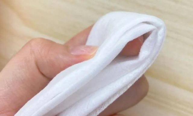 為什么有時(shí)候濕紙巾擦臉會(huì)是黃色的 濕紙巾擦臉會(huì)導(dǎo)致臉部干燥嗎 為什么有時(shí)候濕紙巾擦臉會(huì)是黃色的 濕紙巾擦臉會(huì)導(dǎo)致臉部干燥嗎