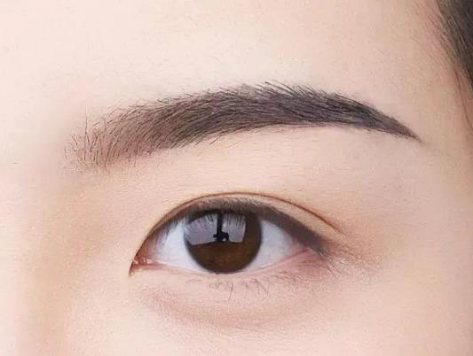 有幾根眉毛變白是什么原因?做完半永久眉毛要濕敷嗎 有幾根眉毛變白是什么原因?做完半永久眉毛要濕敷嗎