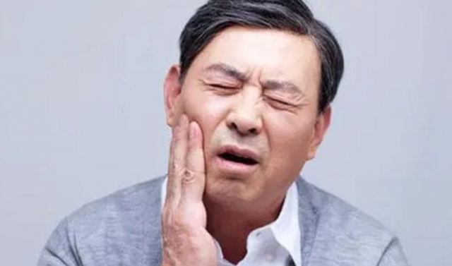 為什么牙疼會在晚上更加嚴重 半夜牙疼止疼的方法 為什么牙疼會在晚上更加嚴重 半夜牙疼止疼的方法