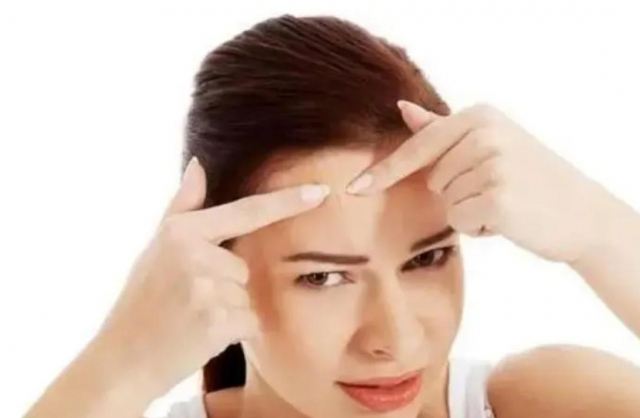 臉上總出油是怎么回事?臉愛出油的常見兩個(gè)因素 臉上總出油是怎么回事?臉愛出油的常見兩個(gè)因素