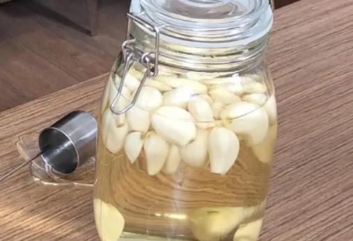 大蒜有蟲子用什么藥好?大蒜出齊苗后能蓋一層草木灰嗎 大蒜有蟲子用什么藥好?大蒜出齊苗后能蓋一層草木灰嗎