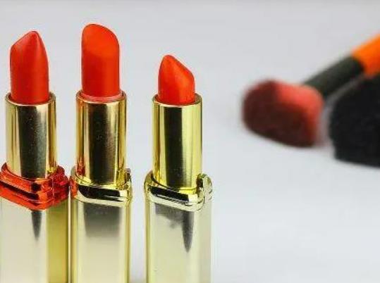 口紅什么顏色不顯黑?口紅怎么涂好看 口紅什么顏色不顯黑?口紅怎么涂好看