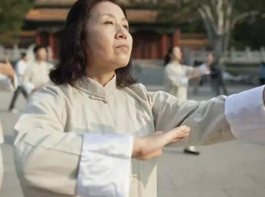 八段錦每個動作做幾次?練完八段錦后能喝藥嗎 八段錦每個動作做幾次?練完八段錦后能喝藥嗎