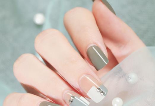 美甲貼可以貼在指甲油上嗎?指甲油干了怎么弄化 美甲貼可以貼在指甲油上嗎?指甲油干了怎么弄化