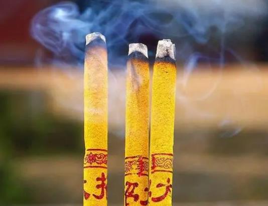 上香時被香灰燙了手是什么意思?上香的時候不小心把香弄斷怎么補救