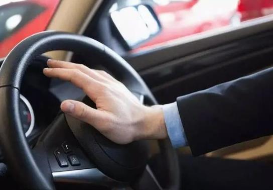 下冰雹給車蓋車衣管用嗎?下冰雹能不能開車?
