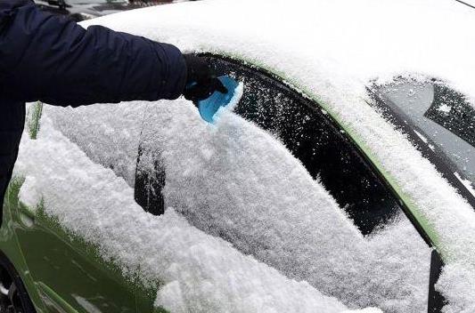 車上的雪掃了好還是不掃好?車上的積雪用布擦下來(lái)會(huì)傷害車漆嗎?