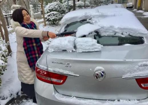 車上的雪掃了好還是不掃好?車上的積雪用布擦下來(lái)會(huì)傷害車漆嗎?