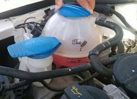 水箱防凍液為什么變黃?防凍液可以加水用嗎